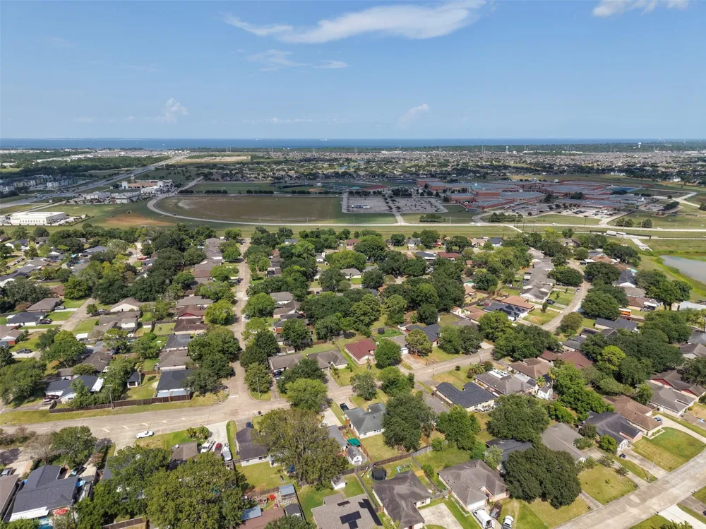318 Bayridge Drive League City, TX 77573