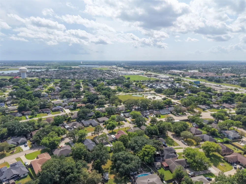 318 Bayridge Drive League City, TX 77573