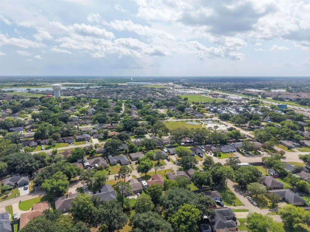 318 Bayridge Drive League City, TX 77573