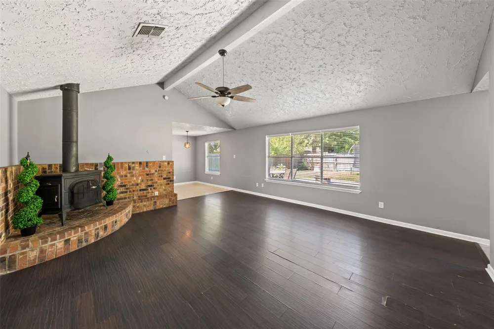 318 Bayridge Drive League City, TX 77573