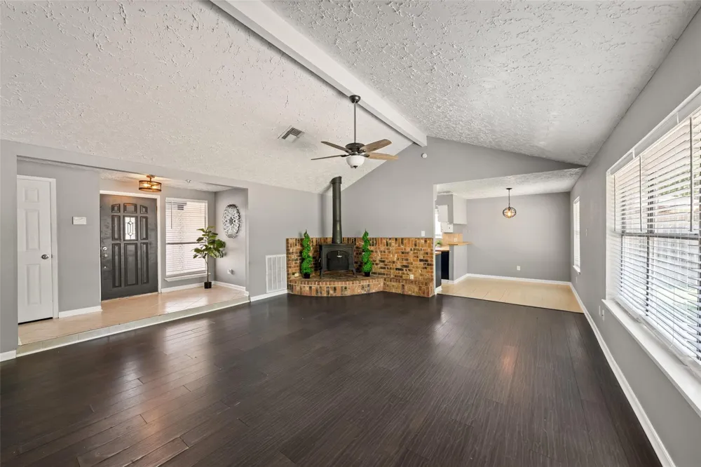 318 Bayridge Drive League City, TX 77573
