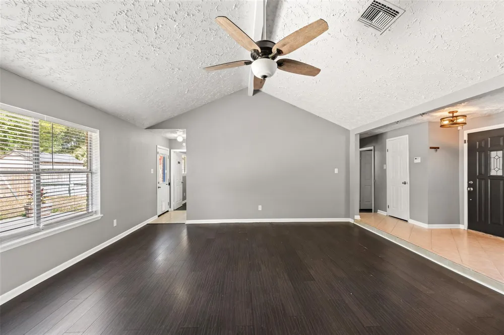 318 Bayridge Drive League City, TX 77573