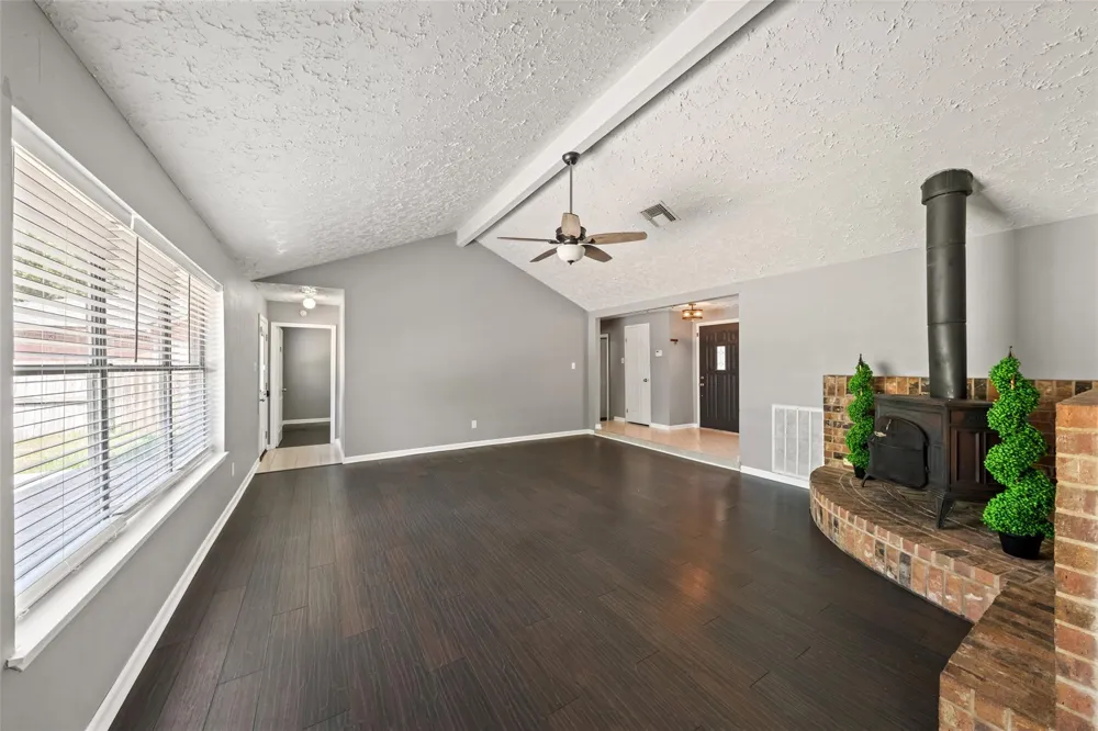 318 Bayridge Drive League City, TX 77573