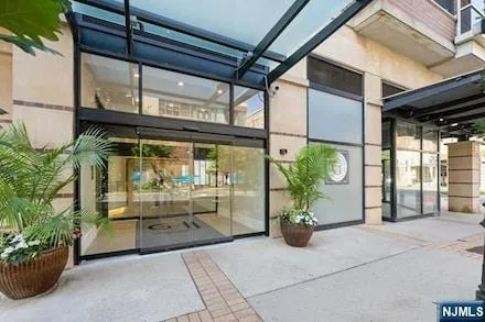 20 AVENUE AT PORT IMPERIAL