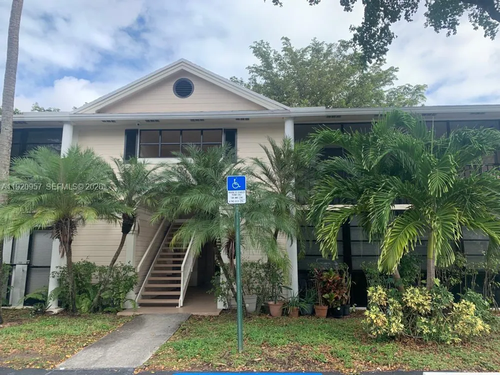 907 NE 199th St #204 Miami, FL 33179
