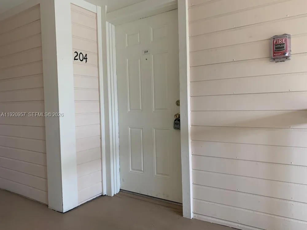 907 NE 199th St #204 Miami, FL 33179