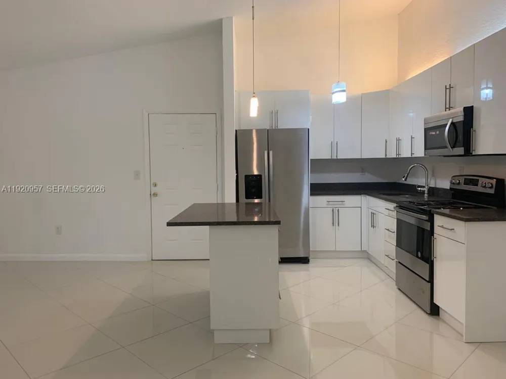 907 NE 199th St #204 Miami, FL 33179