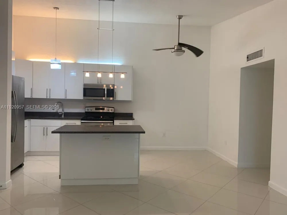 907 NE 199th St #204 Miami, FL 33179