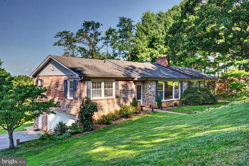 1222 WOODCREST CIRCLE Harrisonburg, VA 22801
