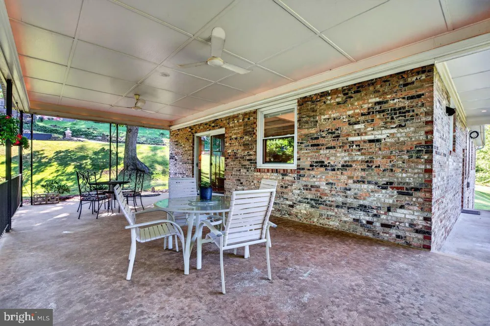 1222 WOODCREST CIRCLE Harrisonburg, VA 22801