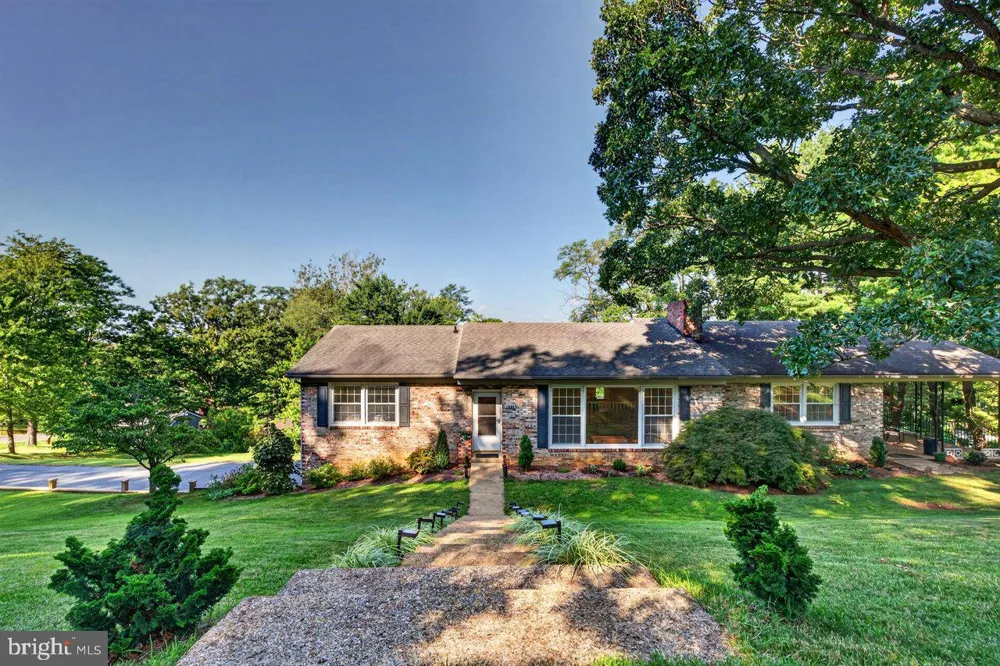 1222 WOODCREST CIRCLE Harrisonburg, VA 22801