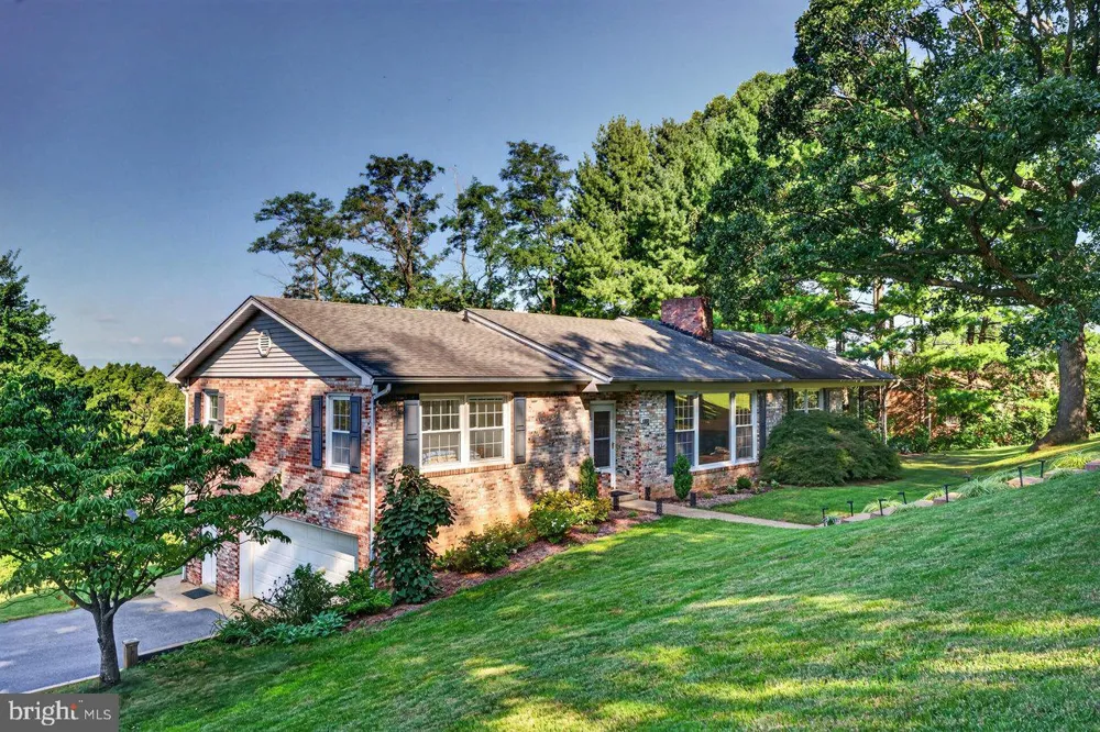 1222 WOODCREST CIRCLE Harrisonburg, VA 22801