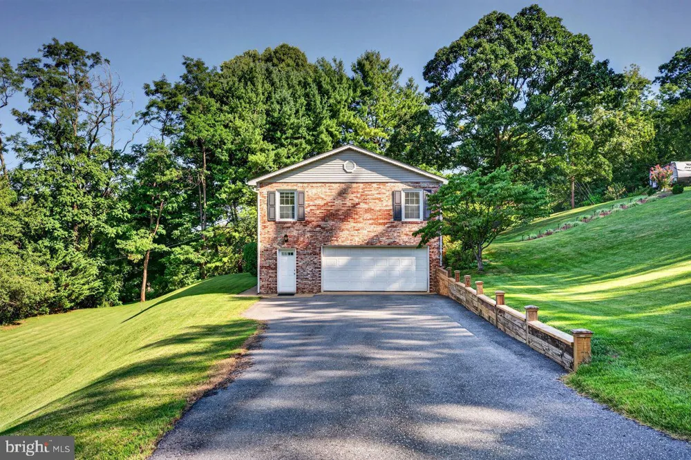 1222 WOODCREST CIRCLE Harrisonburg, VA 22801