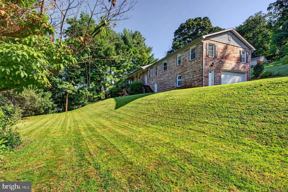 1222 WOODCREST CIRCLE Harrisonburg, VA 22801
