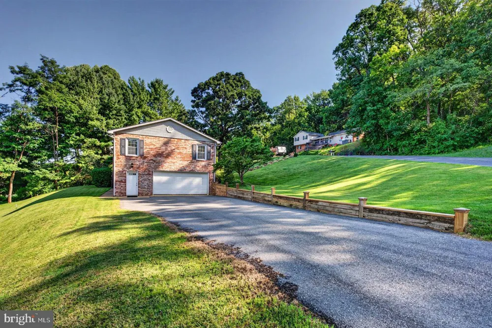1222 WOODCREST CIRCLE Harrisonburg, VA 22801