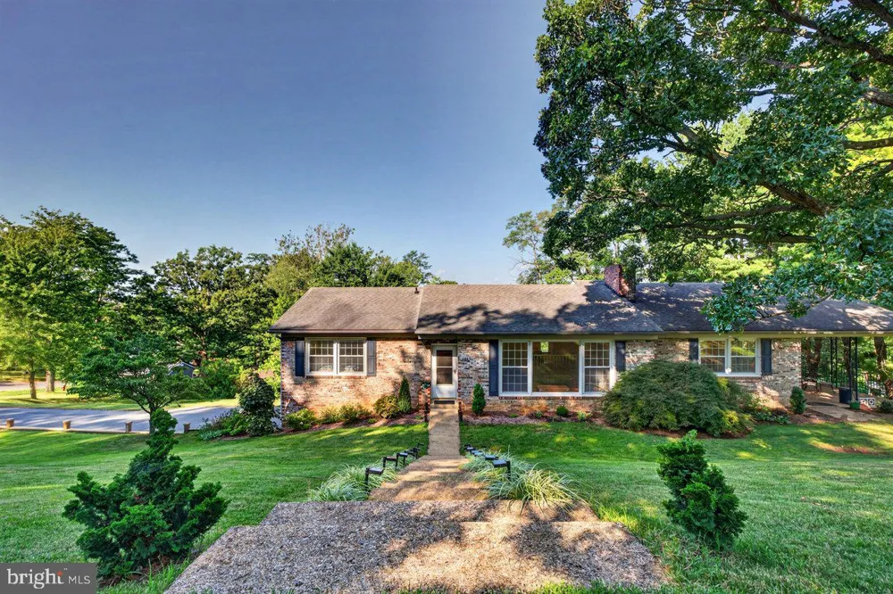 1222 WOODCREST CIRCLE Harrisonburg, VA 22801