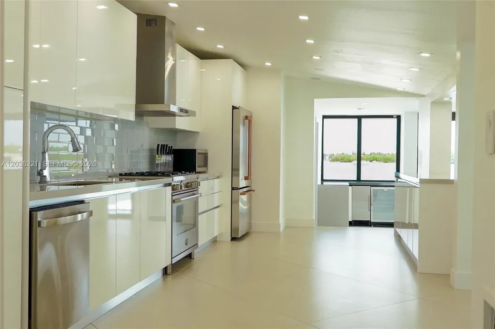 7720 Miami View Dr North Bay Village, FL 33141