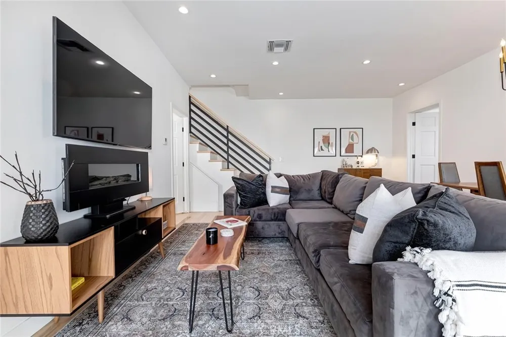 8611 Rosewood Avenue West Hollywood, CA 90048