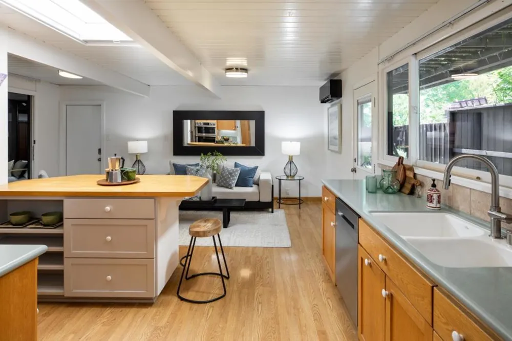 1131 Parkinson Avenue Palo Alto, CA 94301