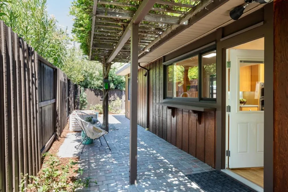 1131 Parkinson Avenue Palo Alto, CA 94301