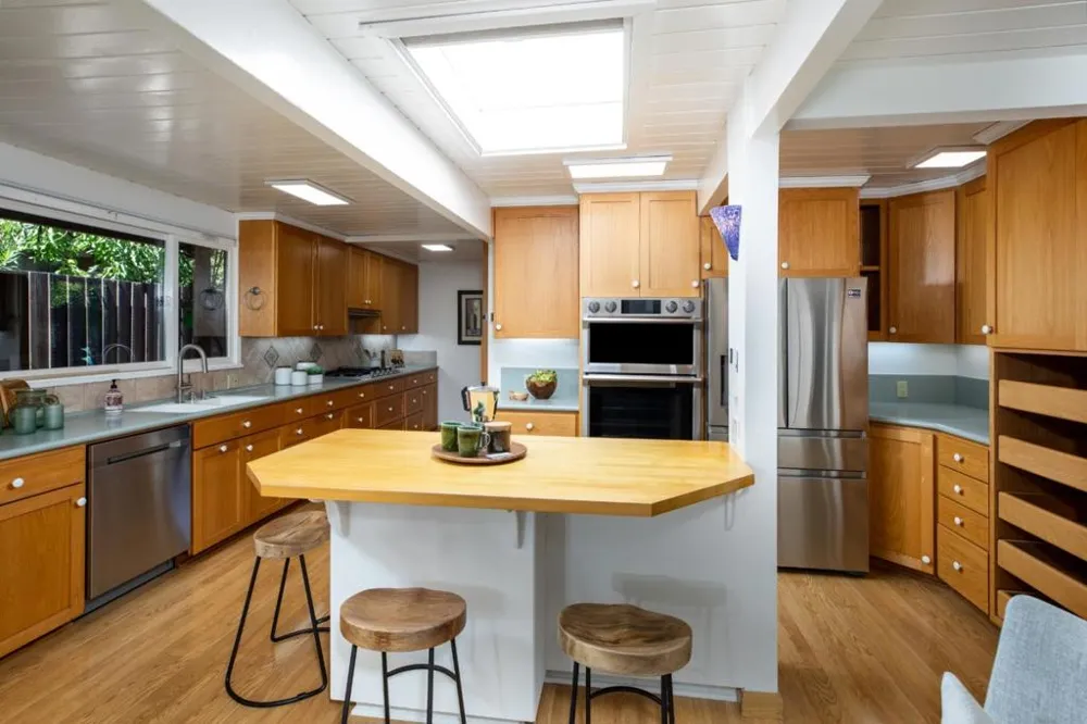 1131 Parkinson Avenue Palo Alto, CA 94301
