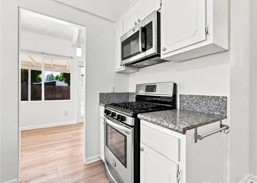 7735 Zelzah Ave Reseda, CA 91335