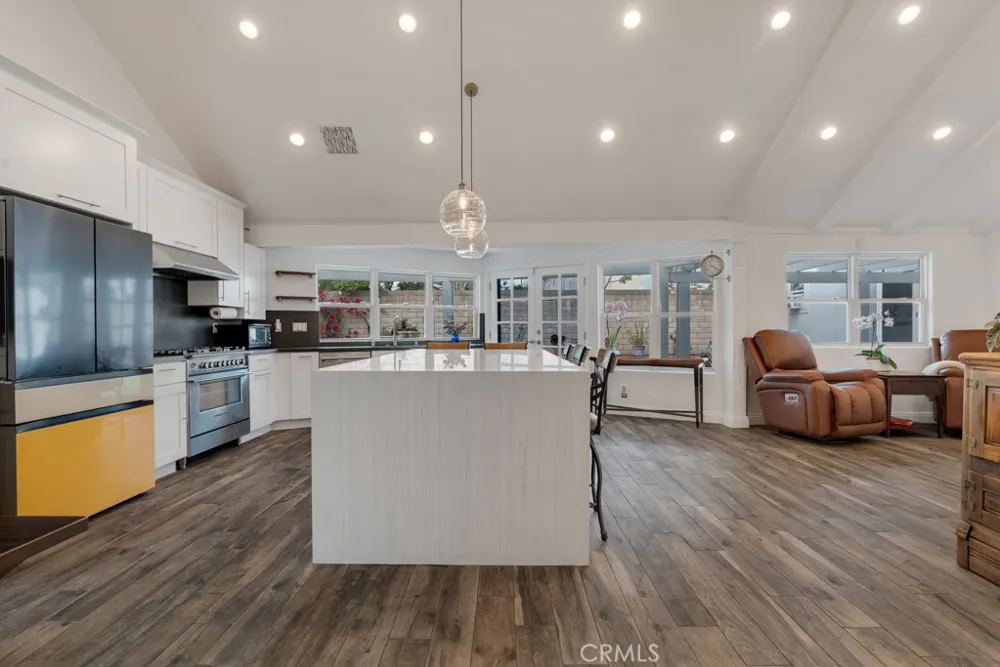 6305 Crebs Tarzana, CA 91335