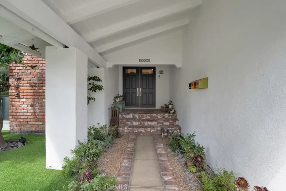 6305 Crebs Tarzana, CA 91335