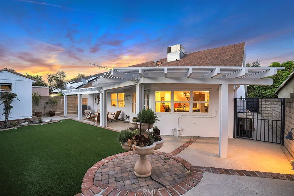 6305 Crebs Tarzana, CA 91335