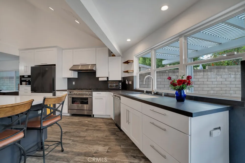 6305 Crebs Tarzana, CA 91335