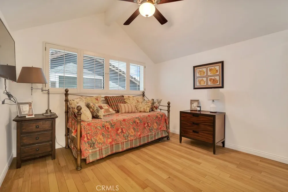 6305 Crebs Tarzana, CA 91335
