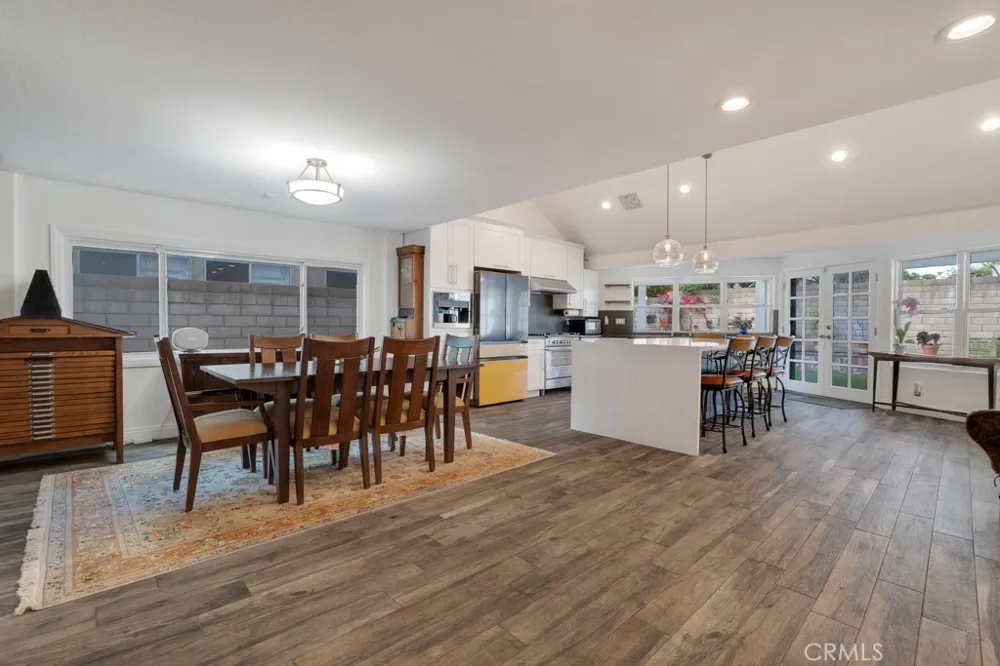 6305 Crebs Tarzana, CA 91335