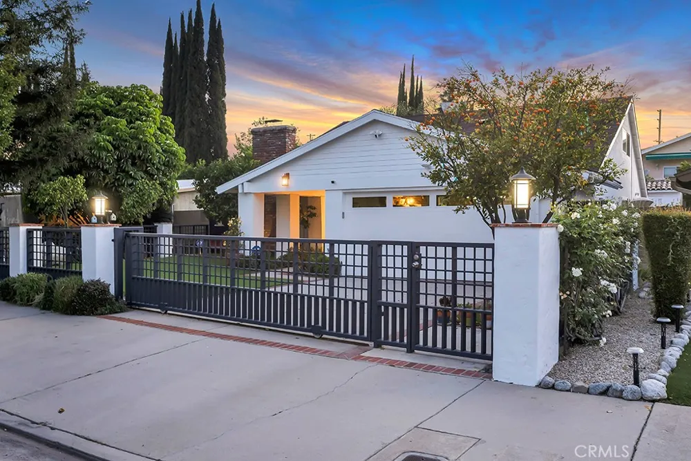 6305 Crebs Tarzana, CA 91335