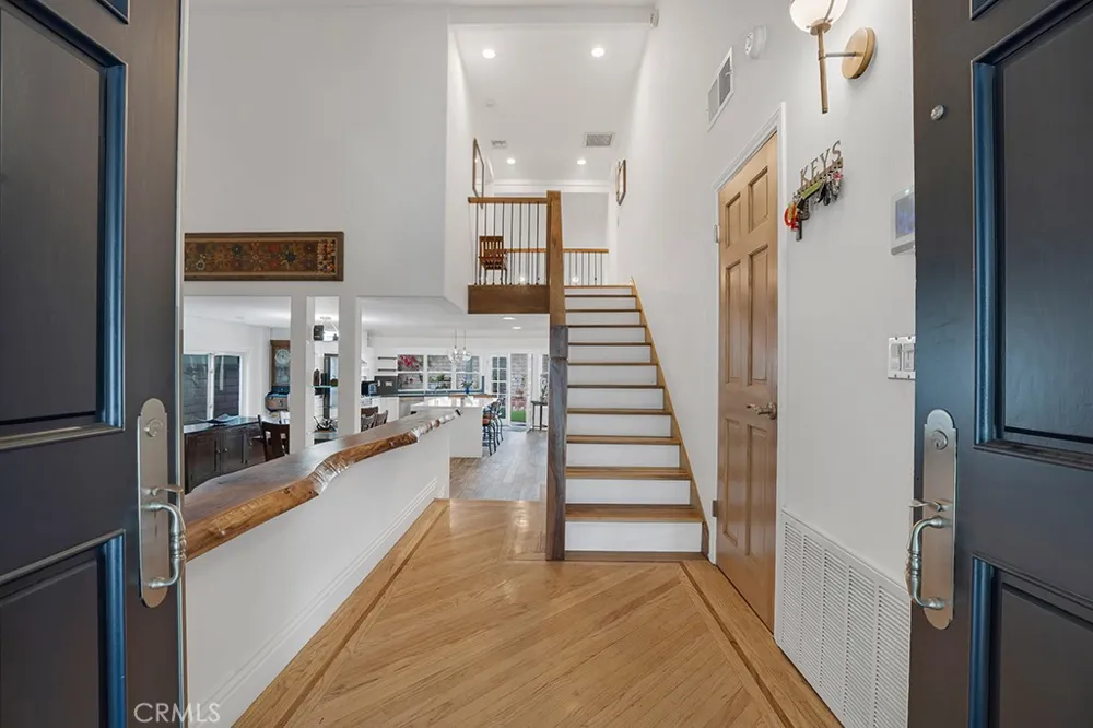 6305 Crebs Tarzana, CA 91335