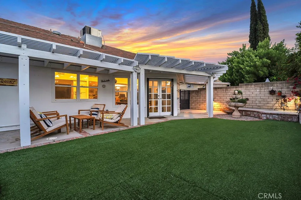 6305 Crebs Tarzana, CA 91335