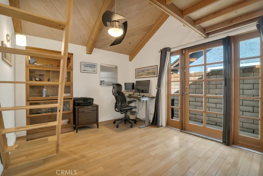 6305 Crebs Tarzana, CA 91335