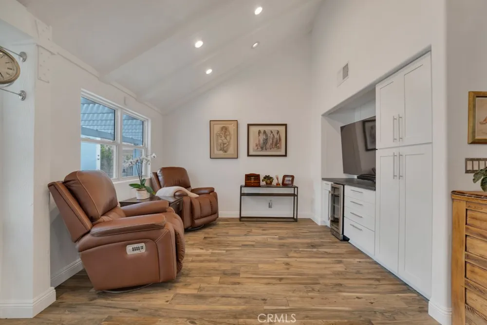 6305 Crebs Tarzana, CA 91335