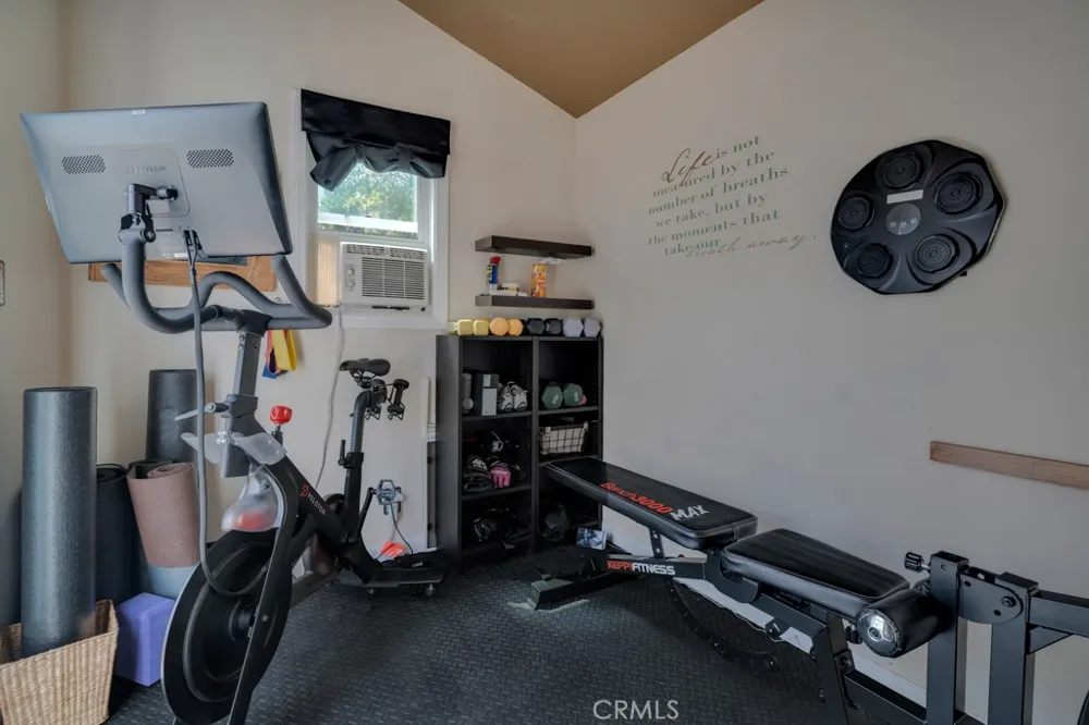 6305 Crebs Tarzana, CA 91335