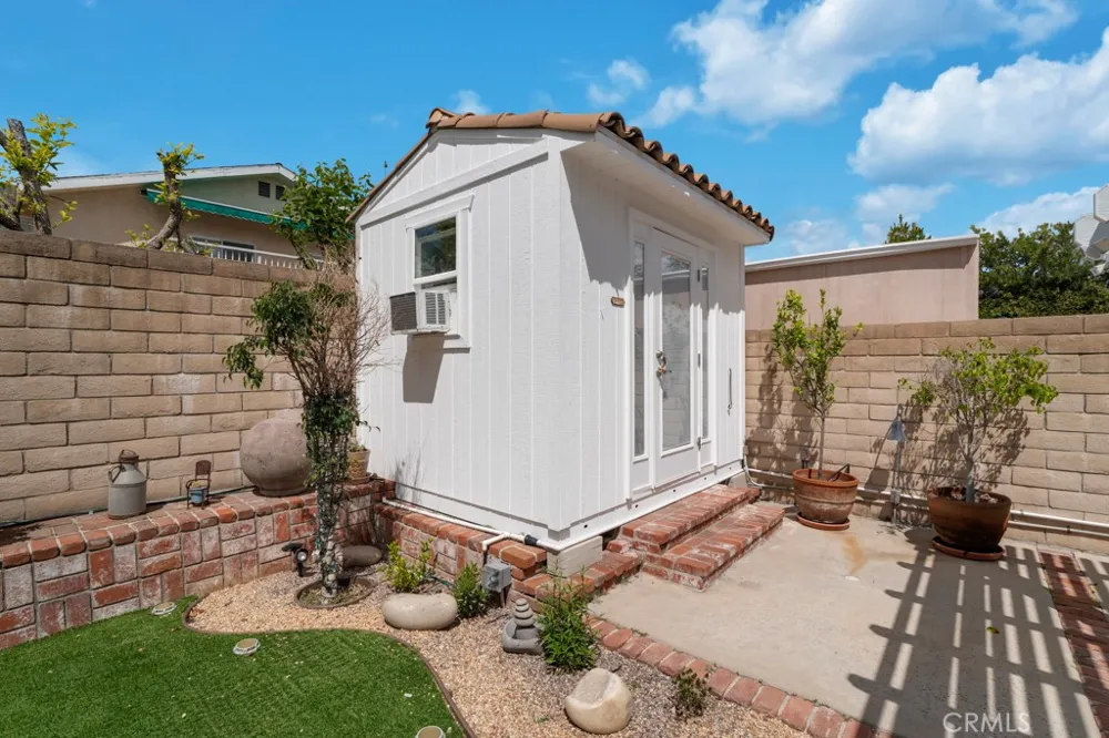 6305 Crebs Tarzana, CA 91335