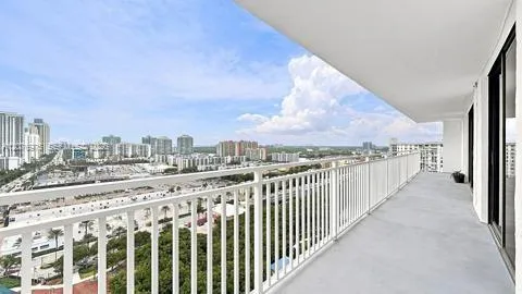 210 174 St #2401 Sunny Isles Beach, FL 33160
