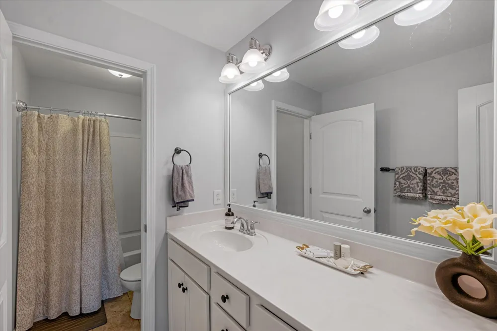 1909 Stonewater Dr Hermitage, TN 37076