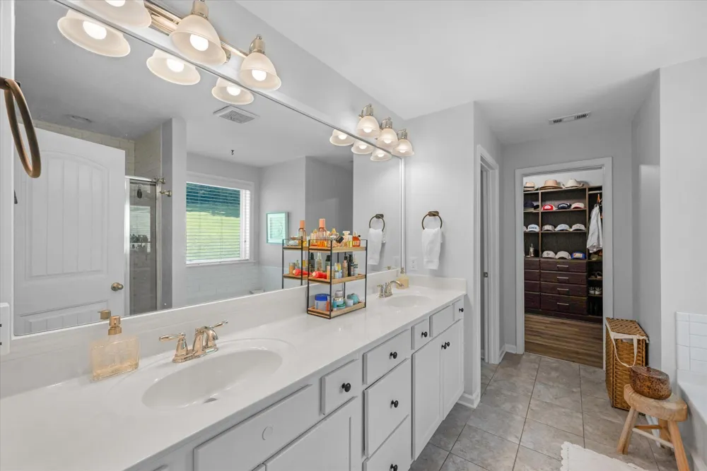 1909 Stonewater Dr Hermitage, TN 37076