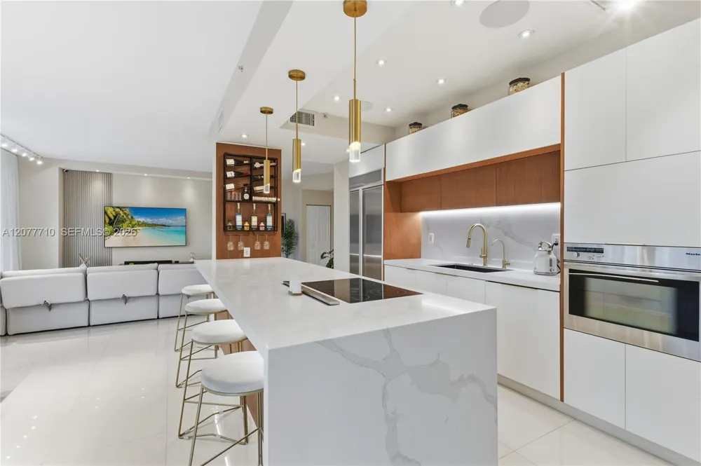 3500 Mystic Pointe Dr #104 Aventura, FL 33180