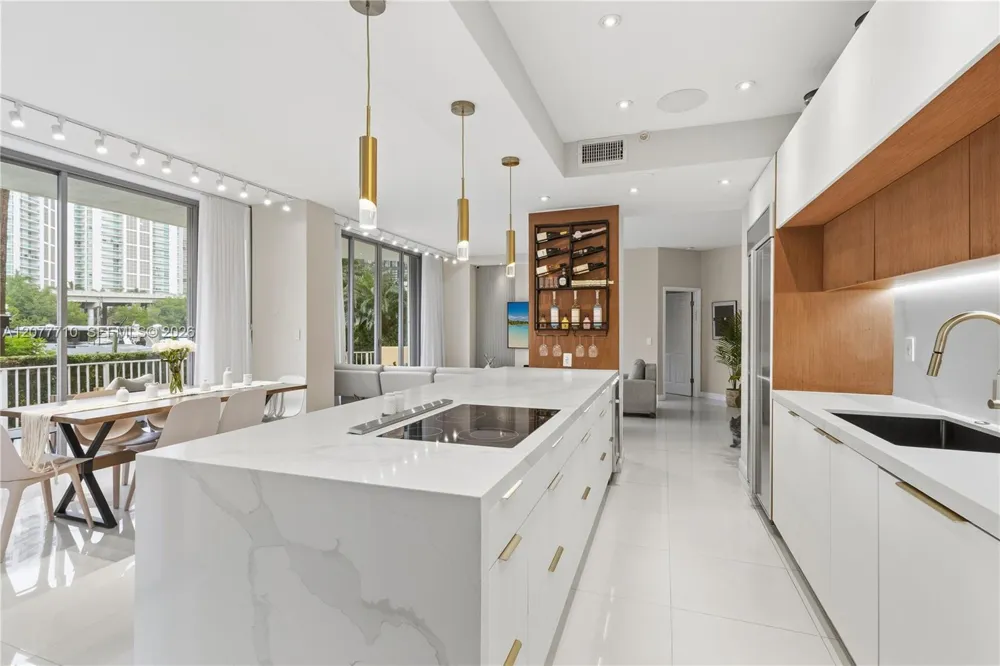 3500 Mystic Pointe Dr #104 Aventura, FL 33180