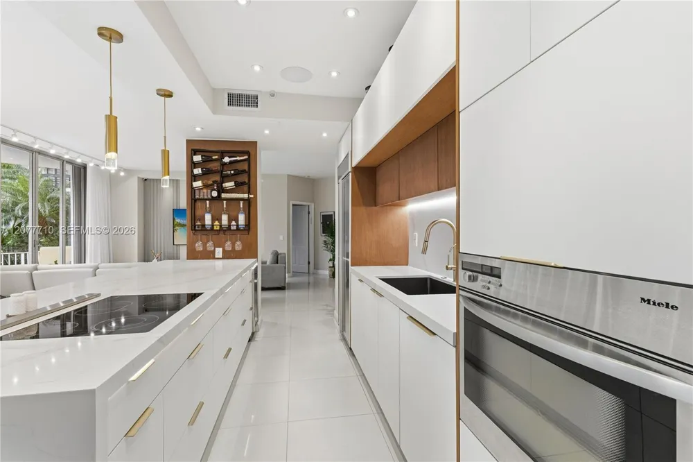 3500 Mystic Pointe Dr #104 Aventura, FL 33180