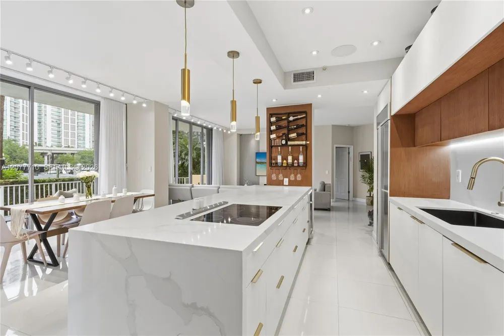 3500 Mystic Pointe Dr #104 Aventura, FL 33180