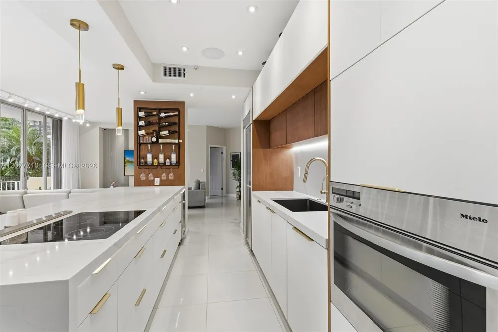 3500 Mystic Pointe Dr #104 Aventura, FL 33180
