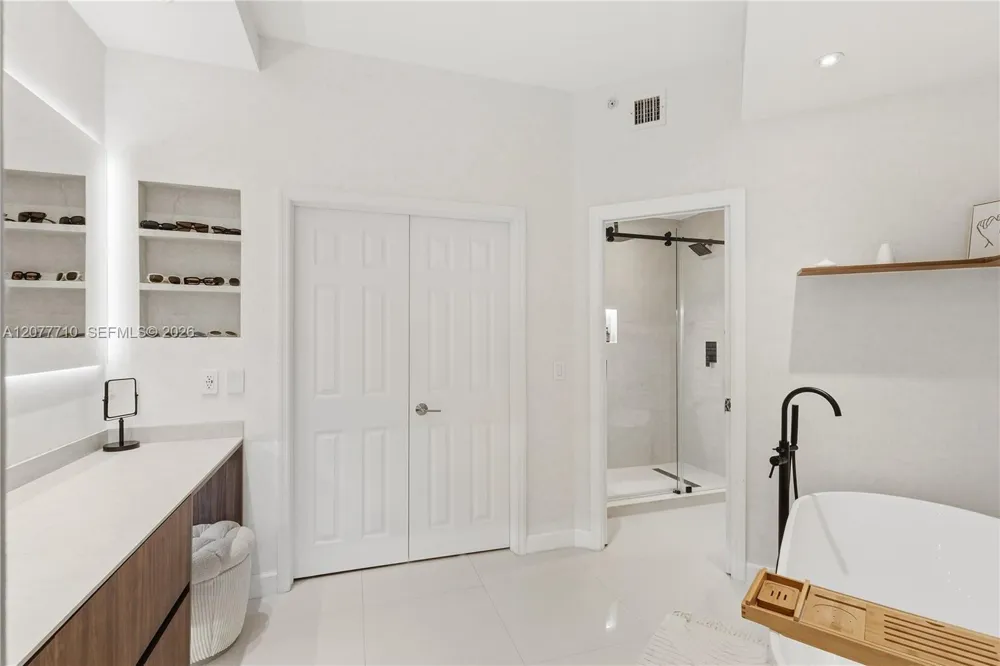 3500 Mystic Pointe Dr #104 Aventura, FL 33180