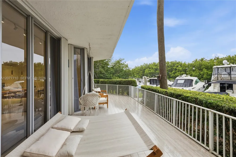3500 Mystic Pointe Dr #104 Aventura, FL 33180
