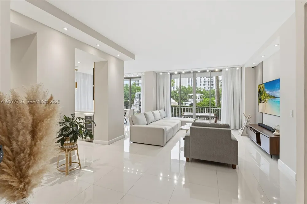 3500 Mystic Pointe Dr #104 Aventura, FL 33180